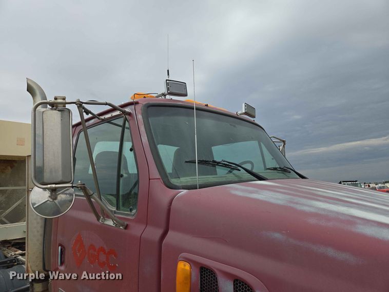 image for item ER1680 2000 Sterling A9500 semi truck