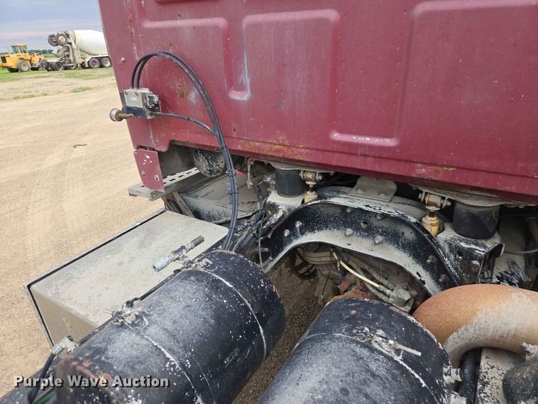image for item ER1680 2000 Sterling A9500 semi truck