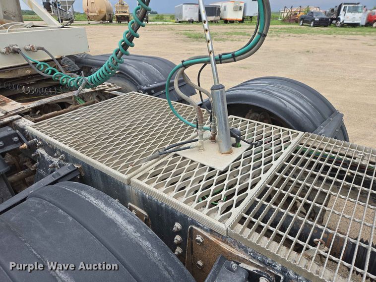 image for item ER1680 2000 Sterling A9500 semi truck