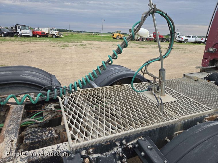 image for item ER1680 2000 Sterling A9500 semi truck