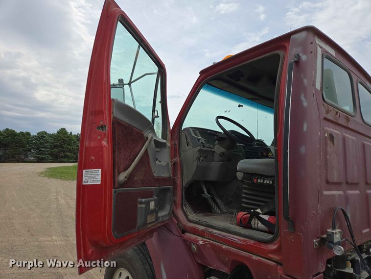 image for item ER1680 2000 Sterling A9500 semi truck