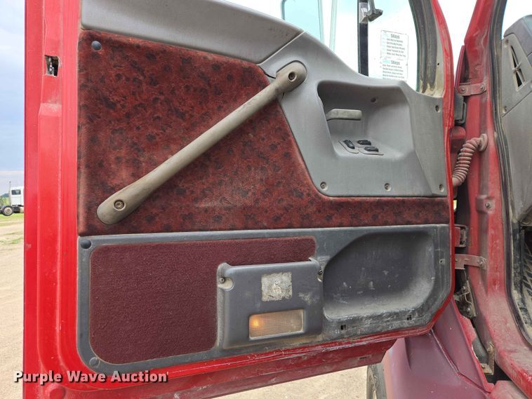 image for item ER1680 2000 Sterling A9500 semi truck