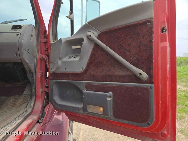 image for item ER1680 2000 Sterling A9500 semi truck