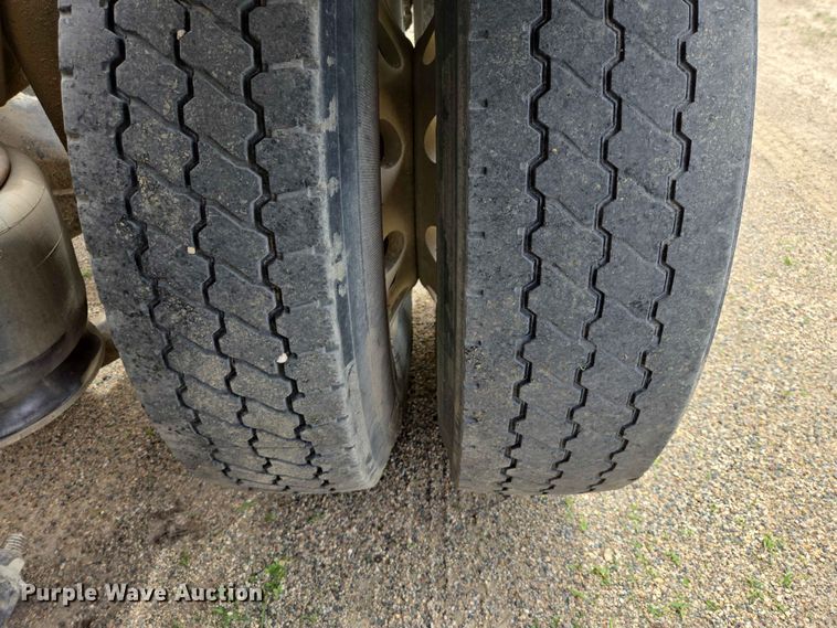 image for item ER1680 2000 Sterling A9500 semi truck