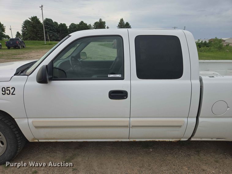 image for item ER1681 2007 Chevrolet Silverado 1500 Ext. Cab pickup truck