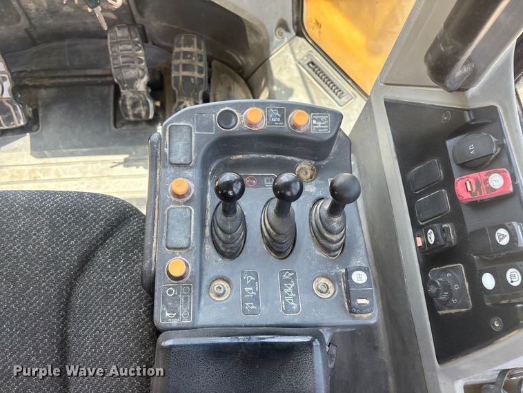 image for item ER7647 2019 Caterpillar 966M wheel loader