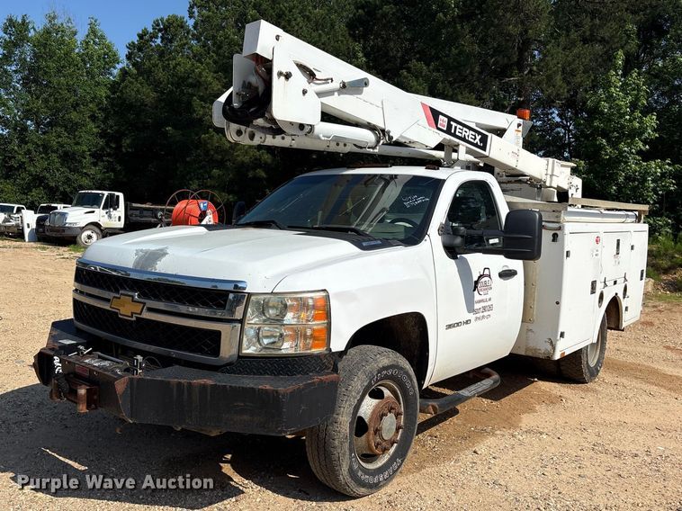 image for item ET2154 2012 Chevrolet Silverado 3500HD bucket truck