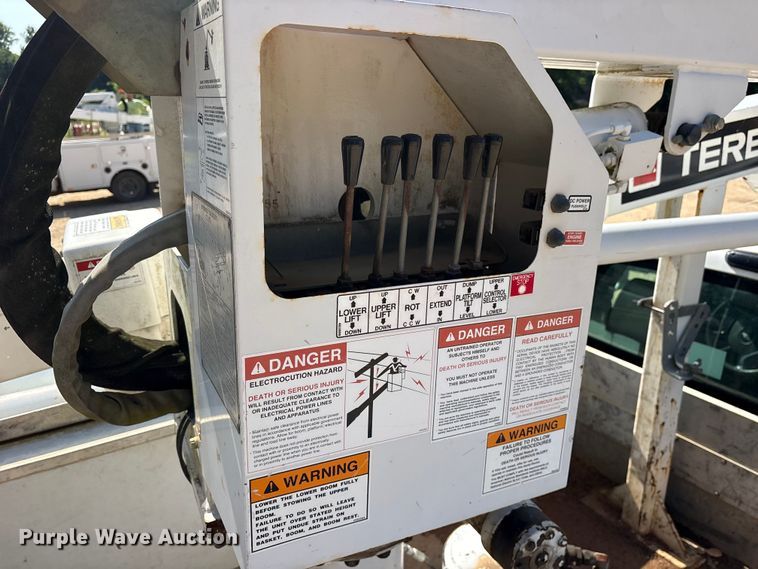 image for item ET2154 2012 Chevrolet Silverado 3500HD bucket truck