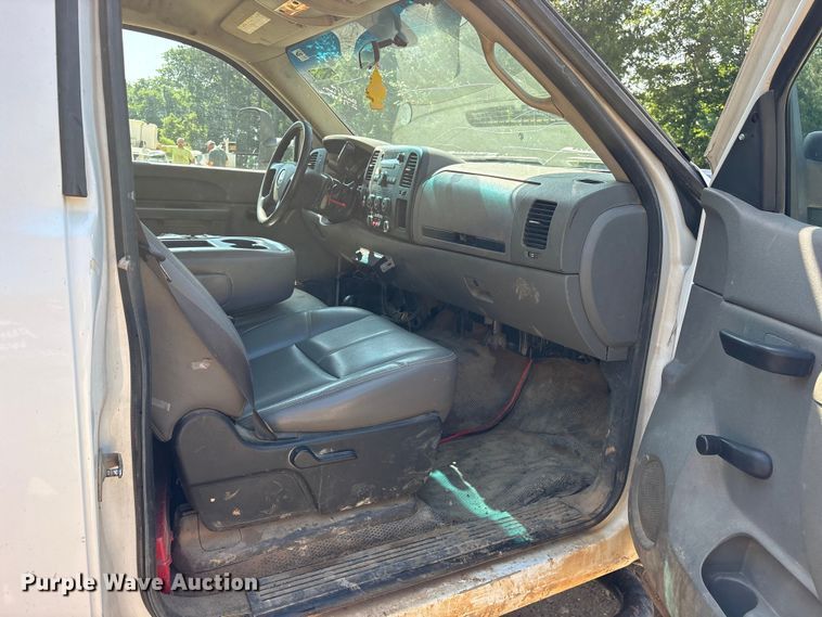 image for item ET2154 2012 Chevrolet Silverado 3500HD bucket truck