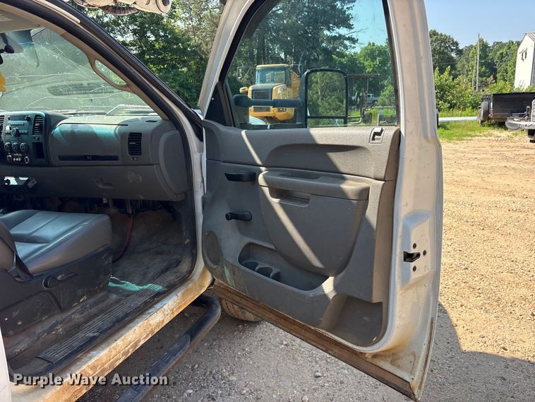 image for item ET2154 2012 Chevrolet Silverado 3500HD bucket truck