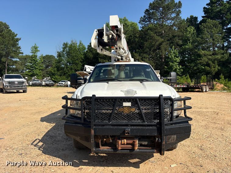 image for item ET2155 2013 Chevrolet Silverado 3500HD bucket truck