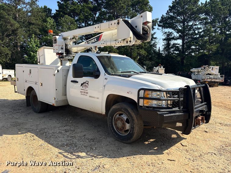 image for item ET2155 2013 Chevrolet Silverado 3500HD bucket truck
