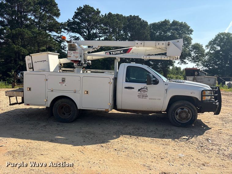 image for item ET2155 2013 Chevrolet Silverado 3500HD bucket truck