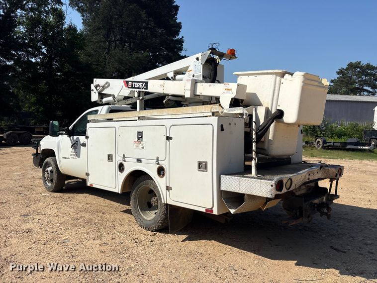 image for item ET2155 2013 Chevrolet Silverado 3500HD bucket truck