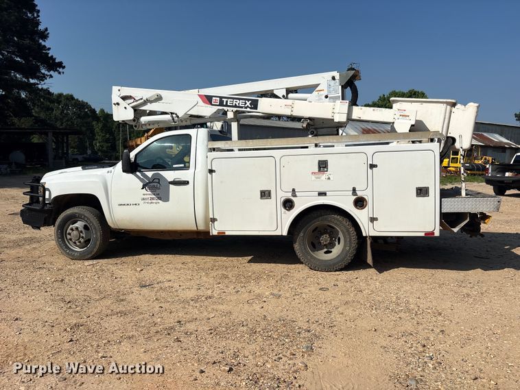 image for item ET2155 2013 Chevrolet Silverado 3500HD bucket truck