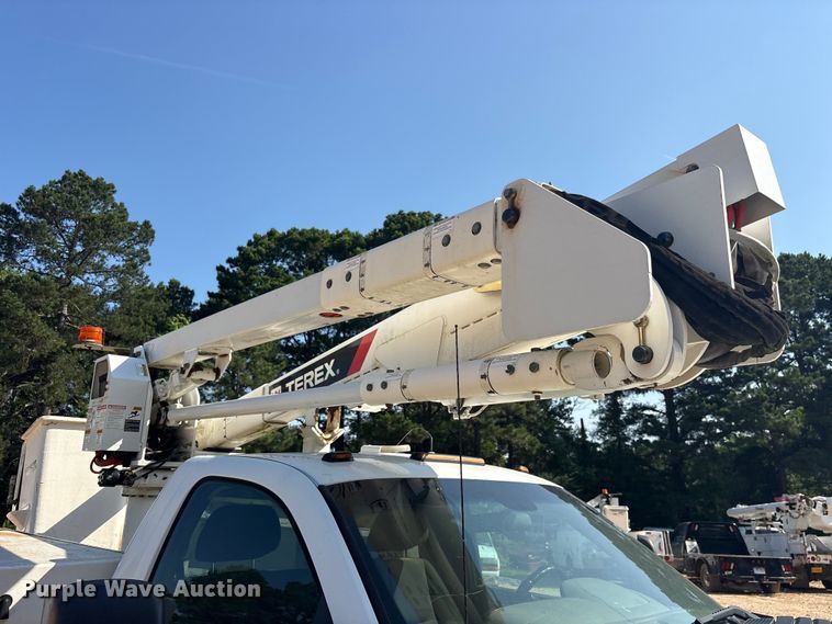 image for item ET2155 2013 Chevrolet Silverado 3500HD bucket truck