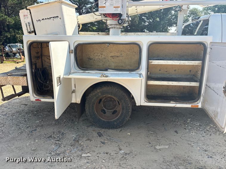 image for item ET2155 2013 Chevrolet Silverado 3500HD bucket truck