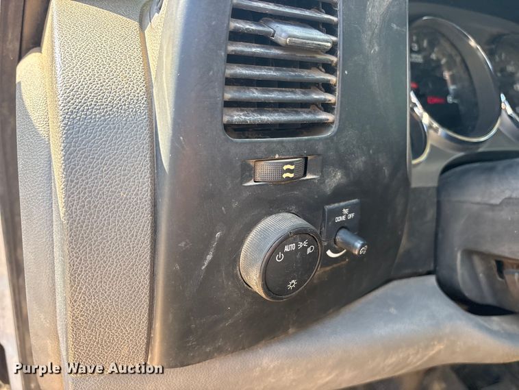 image for item ET2155 2013 Chevrolet Silverado 3500HD bucket truck