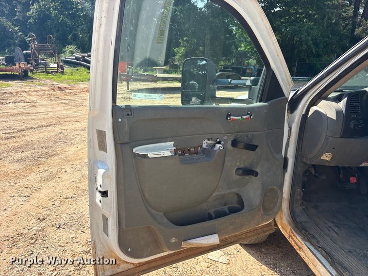 image for item ET2155 2013 Chevrolet Silverado 3500HD bucket truck