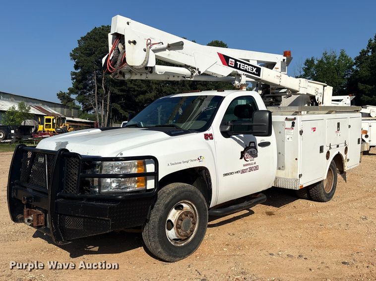 image for item ET2156 2013 Chevrolet Silverado 3500HD bucket truck