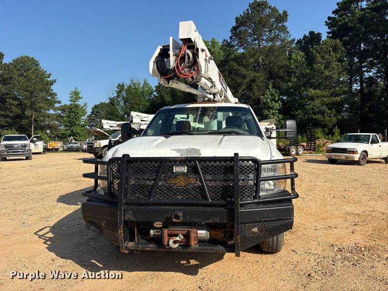image for item ET2156 2013 Chevrolet Silverado 3500HD bucket truck