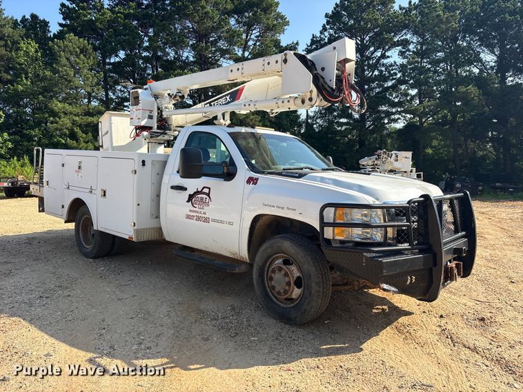 image for item ET2156 2013 Chevrolet Silverado 3500HD bucket truck