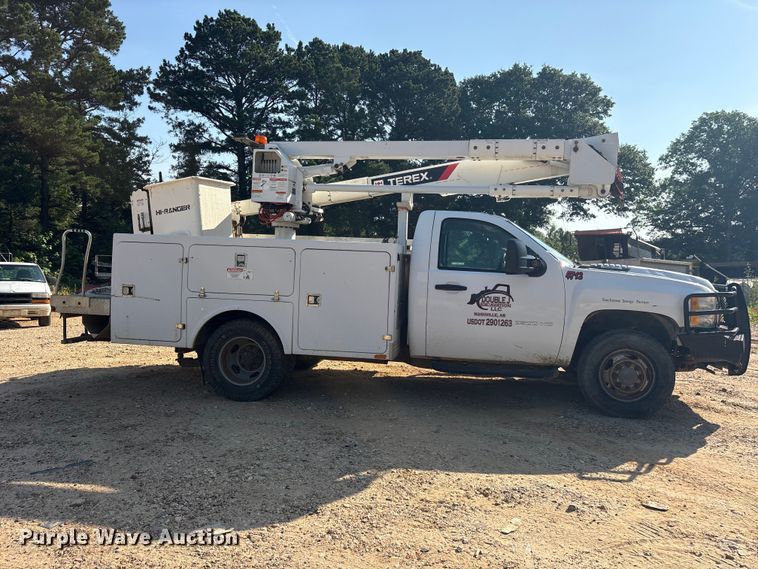 image for item ET2156 2013 Chevrolet Silverado 3500HD bucket truck