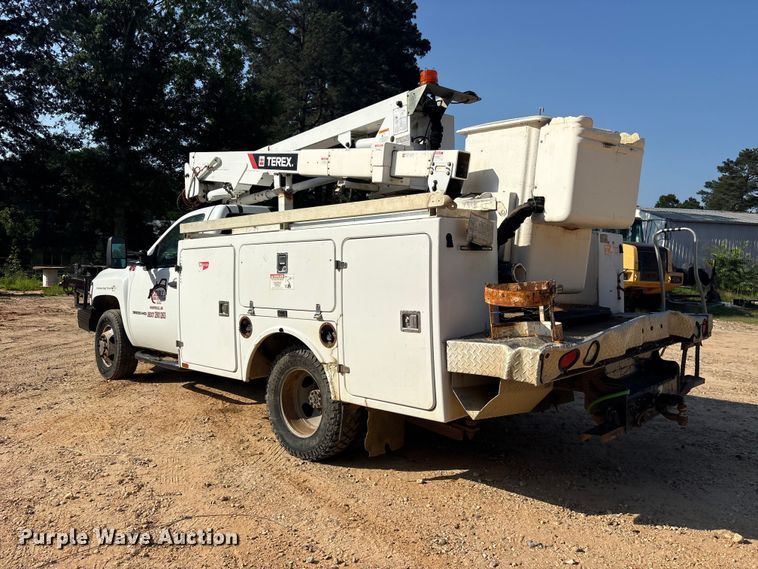 image for item ET2156 2013 Chevrolet Silverado 3500HD bucket truck