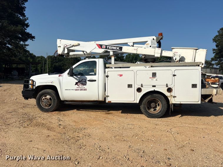 image for item ET2156 2013 Chevrolet Silverado 3500HD bucket truck