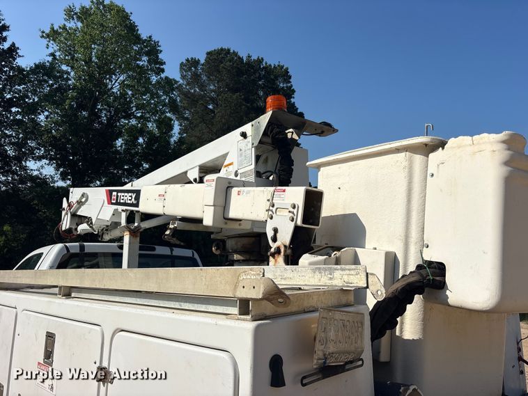 image for item ET2156 2013 Chevrolet Silverado 3500HD bucket truck