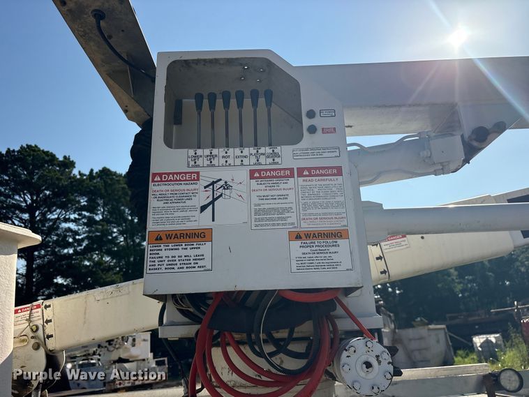 image for item ET2156 2013 Chevrolet Silverado 3500HD bucket truck