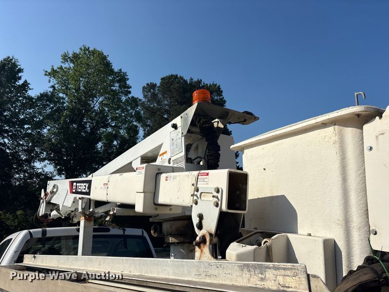 image for item ET2156 2013 Chevrolet Silverado 3500HD bucket truck