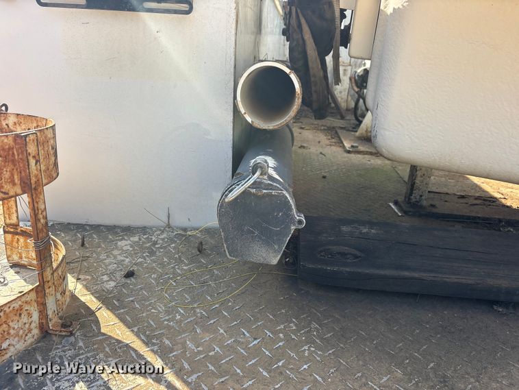 image for item ET2156 2013 Chevrolet Silverado 3500HD bucket truck