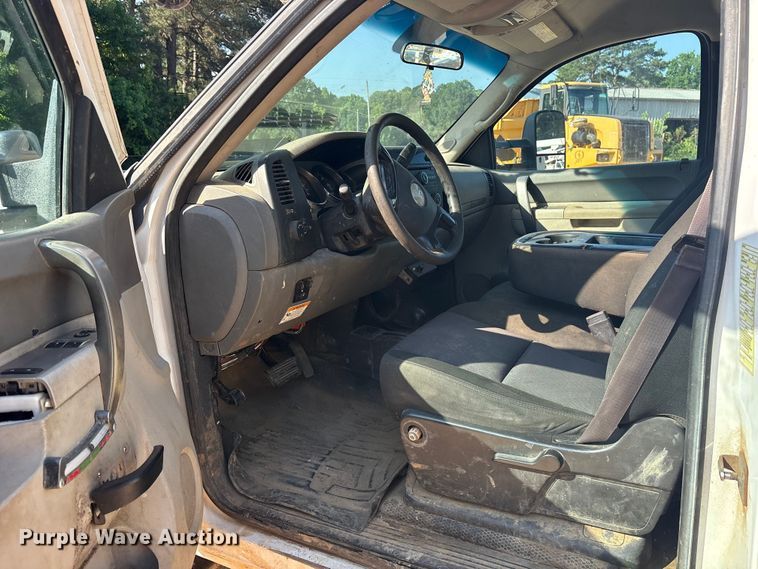 image for item ET2156 2013 Chevrolet Silverado 3500HD bucket truck