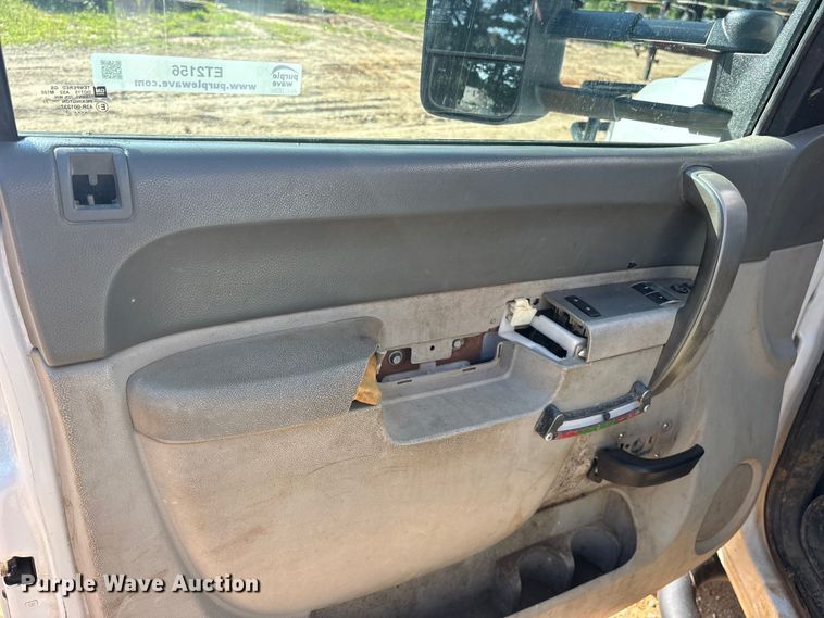 image for item ET2156 2013 Chevrolet Silverado 3500HD bucket truck