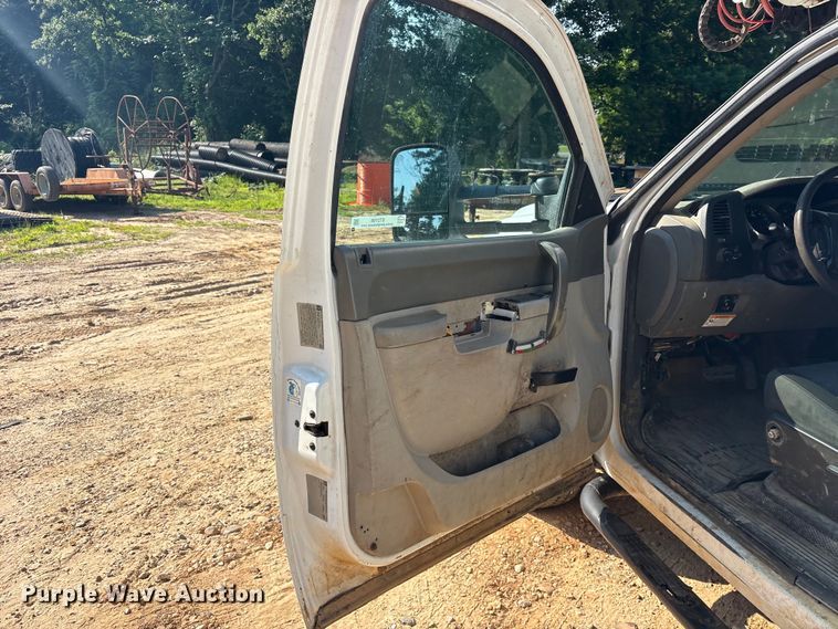 image for item ET2156 2013 Chevrolet Silverado 3500HD bucket truck