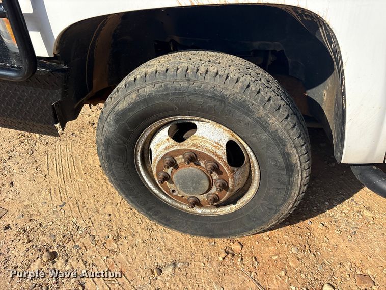 image for item ET2156 2013 Chevrolet Silverado 3500HD bucket truck