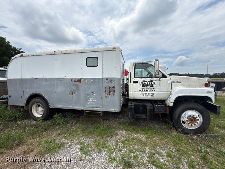 image for item ET6283 1992 GMC C6500 Top Kick winch truck