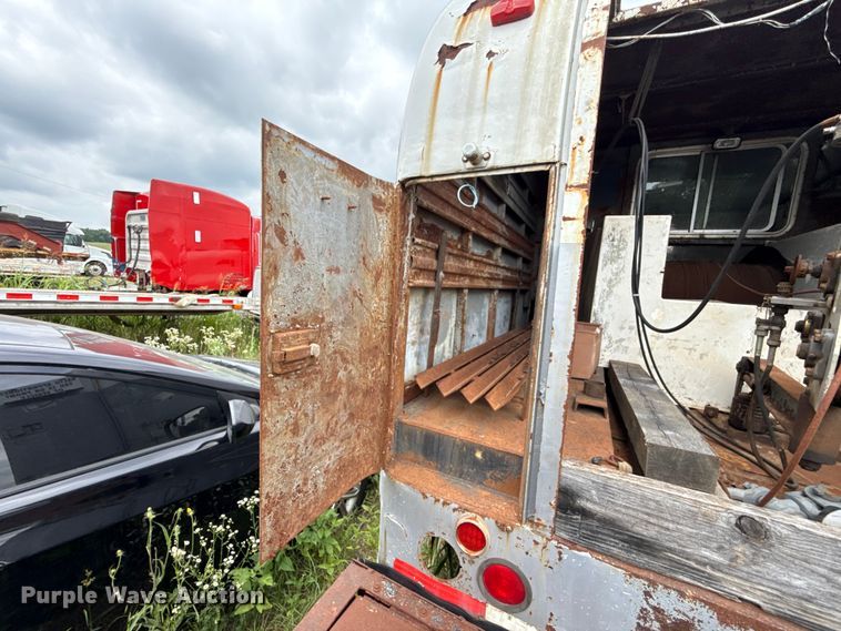 image for item ET6283 1992 GMC C6500 Top Kick winch truck
