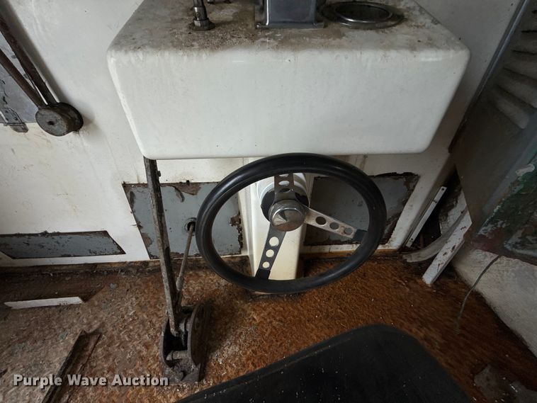 image for item ET6283 1992 GMC C6500 Top Kick winch truck