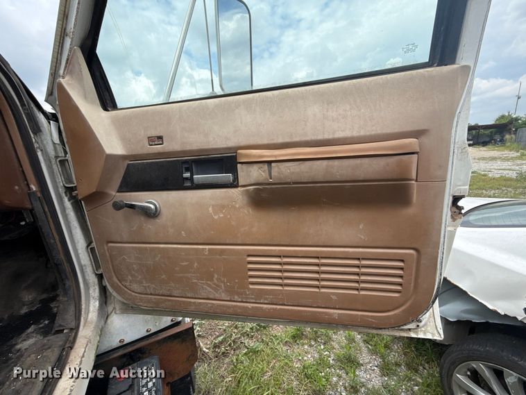 image for item ET6283 1992 GMC C6500 Top Kick winch truck