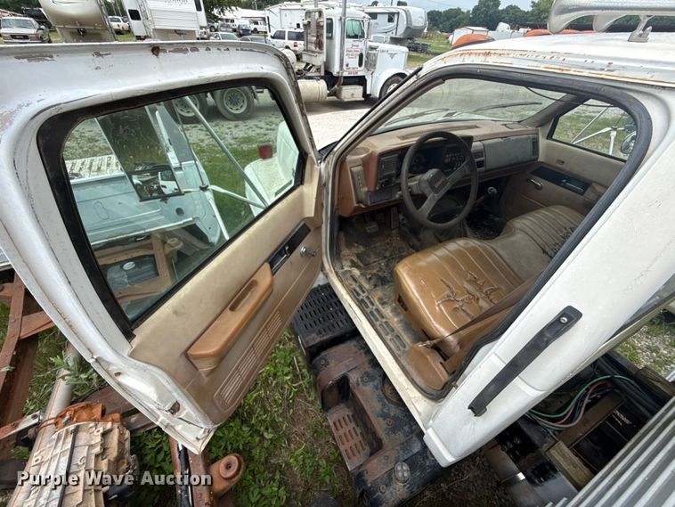 image for item ET6283 1992 GMC C6500 Top Kick winch truck