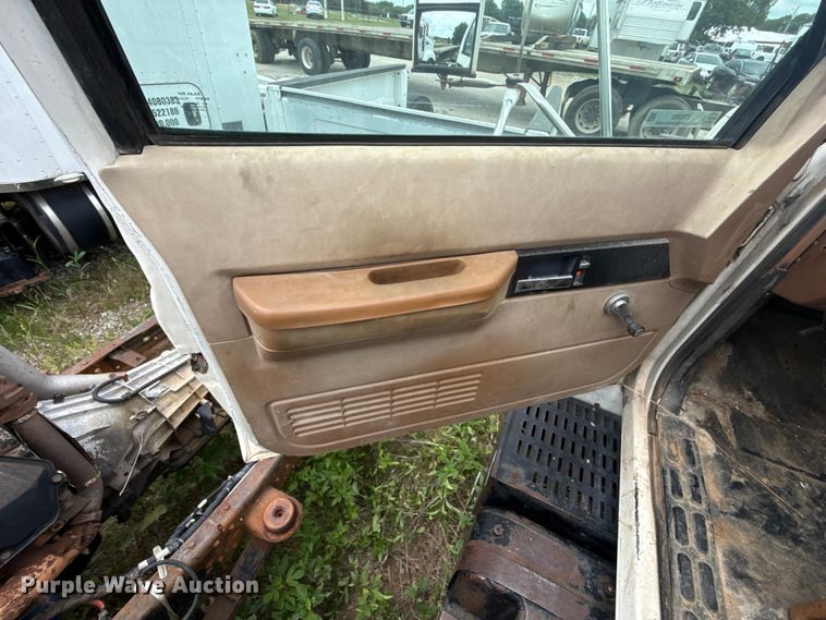 image for item ET6283 1992 GMC C6500 Top Kick winch truck
