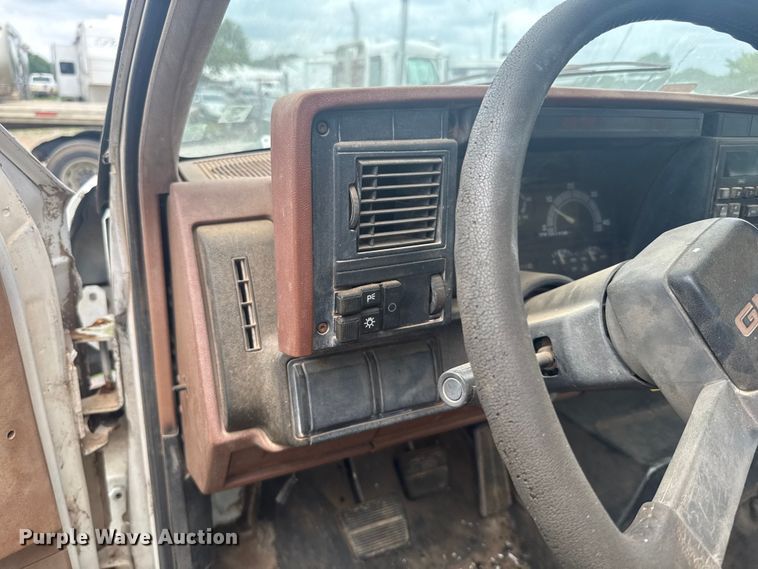 image for item ET6283 1992 GMC C6500 Top Kick winch truck