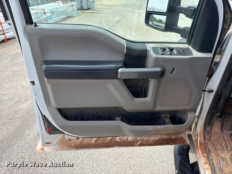 image for item ET6304 2017 Ford F550 Ext. Cab bucket truck