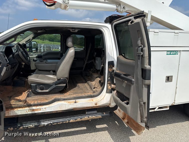 image for item ET6304 2017 Ford F550 Ext. Cab bucket truck