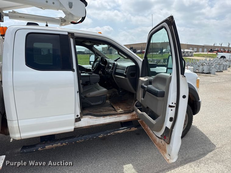 image for item ET6304 2017 Ford F550 Ext. Cab bucket truck