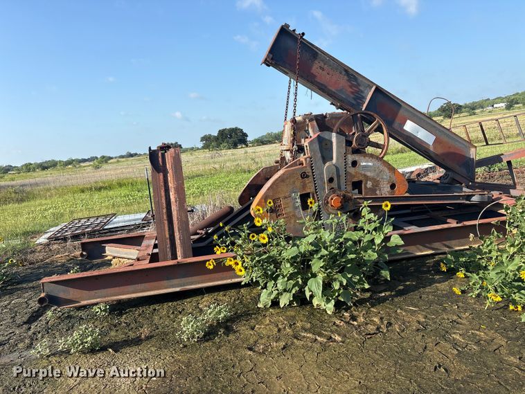 image for item EU5682 Lufkin industry C-114D143-64 pump jack