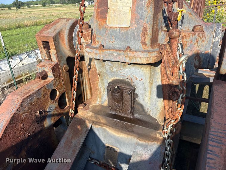 image for item EU5682 Lufkin industry C-114D143-64 pump jack