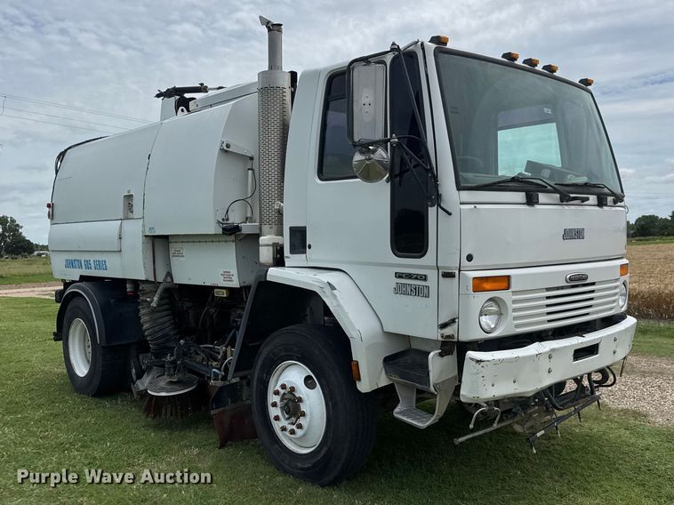 image for item EW0020 2000 Freightliner FC70 street sweeper truck